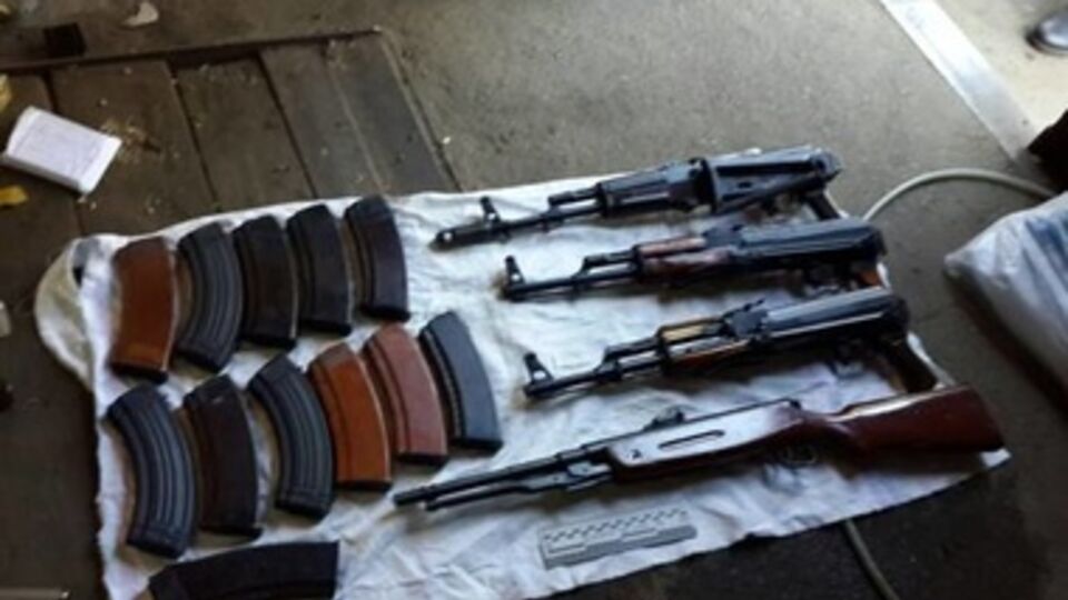 Помимо оружия, обнаружено более килограмма марихуаны, 13, 5 тыс. грн, $2700 и €320