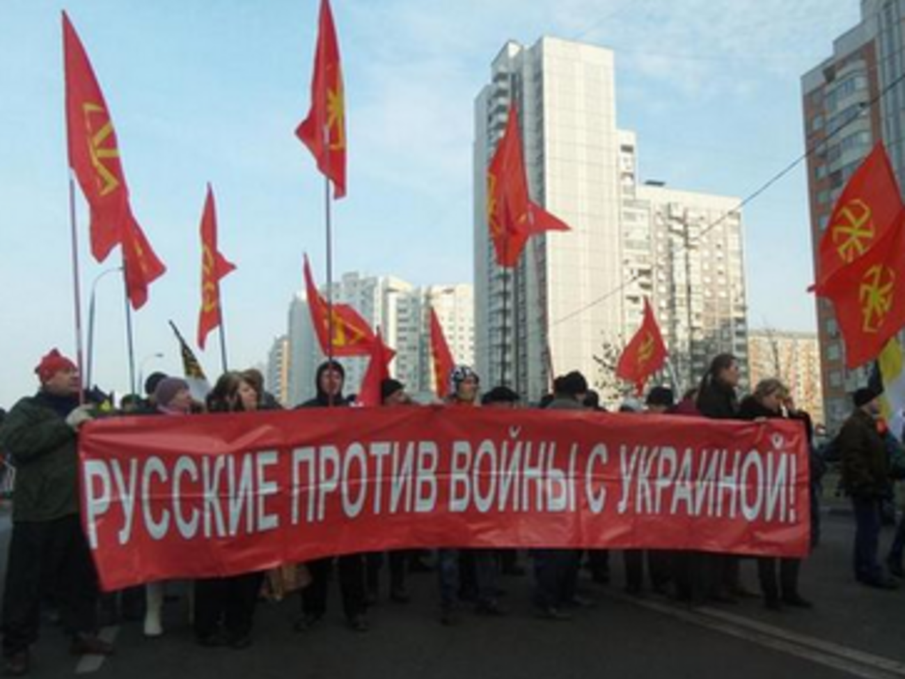 Один из трех "Русских маршей", который вчера состоялся в Москве, выступал против войны с Украиной