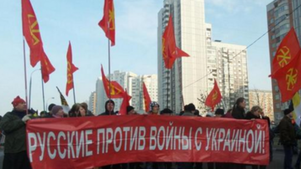 Один из трех "Русских маршей", который вчера состоялся в Москве, выступал против войны с Украиной