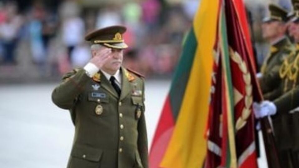 Главнокомандующий ВС Литвы генерал-майор Йонас Витаутас Жукас