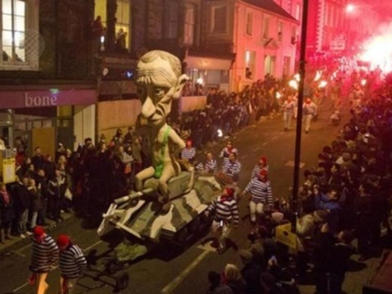 Зеленое нижнее белье чучелу "одолжили" у героя фильма "Борат" Ларри Чарльза