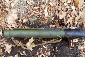 Оружие было завернуто в полиэтиленовые пакеты и засыпано землей