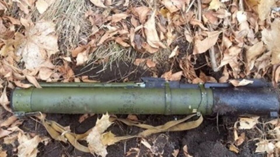 Оружие было завернуто в полиэтиленовые пакеты и засыпано землей