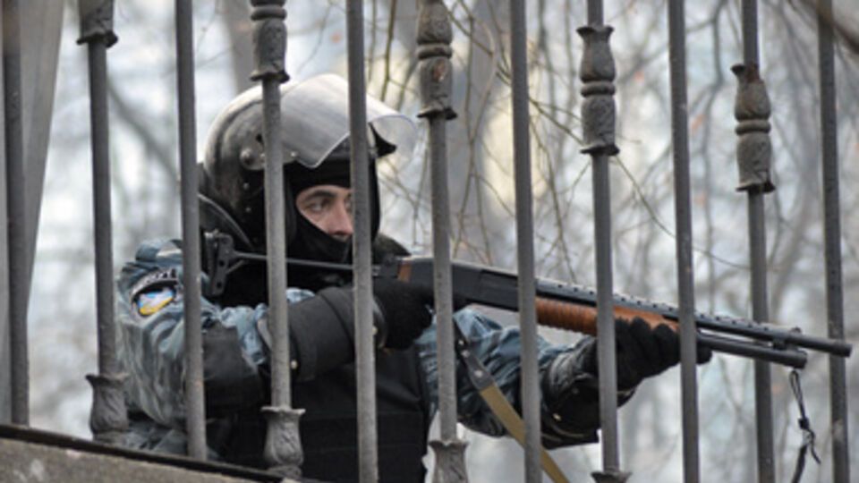 Сотрудник "Беркута" на Евромайдане в Киеве в январе 2014 года