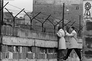 25 лет назад пала Берлинская стена