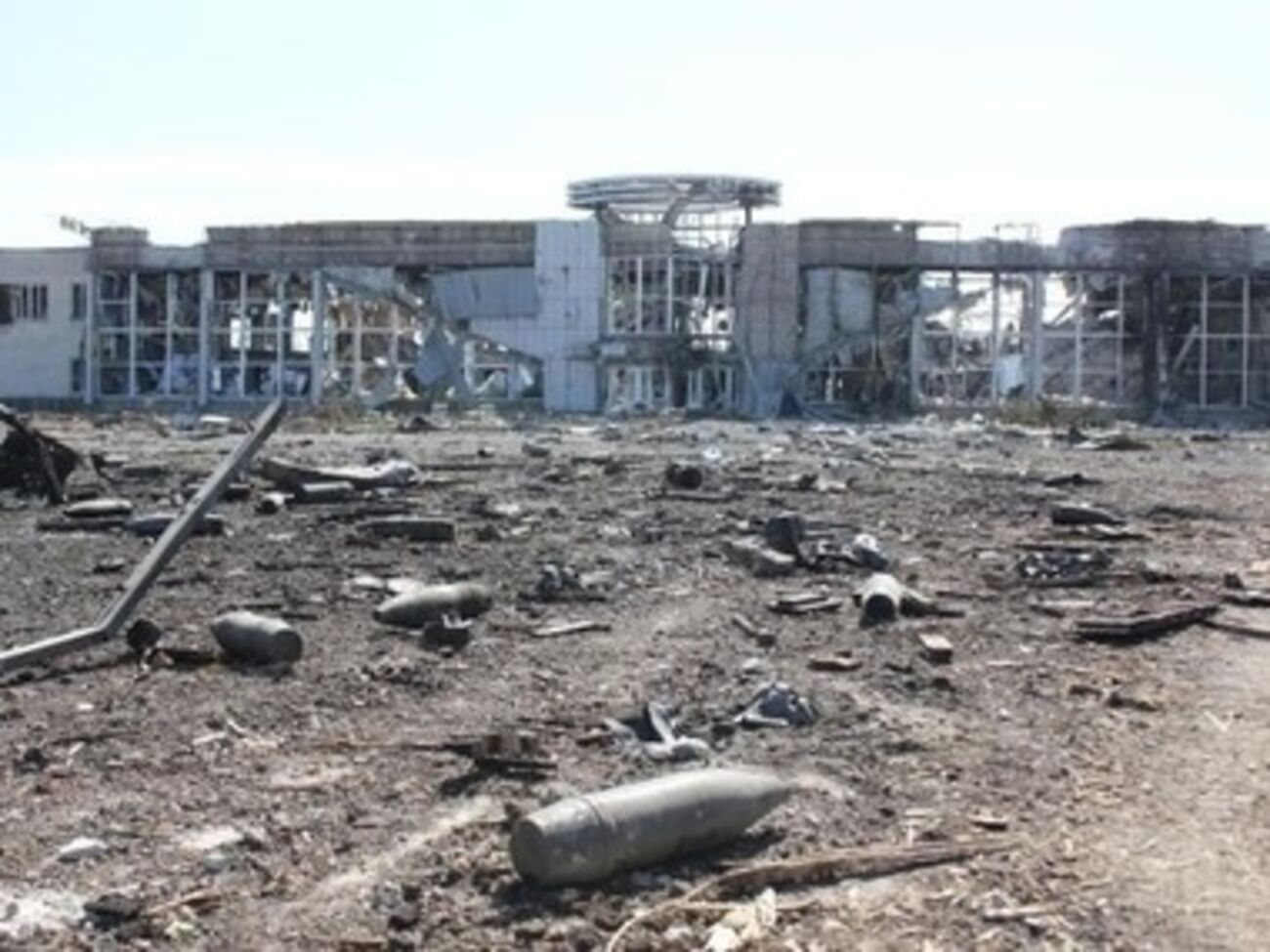 Значение донецкого аэропорта давно перестало быть инженерно-техническим, считает журналист Роман Бочкала