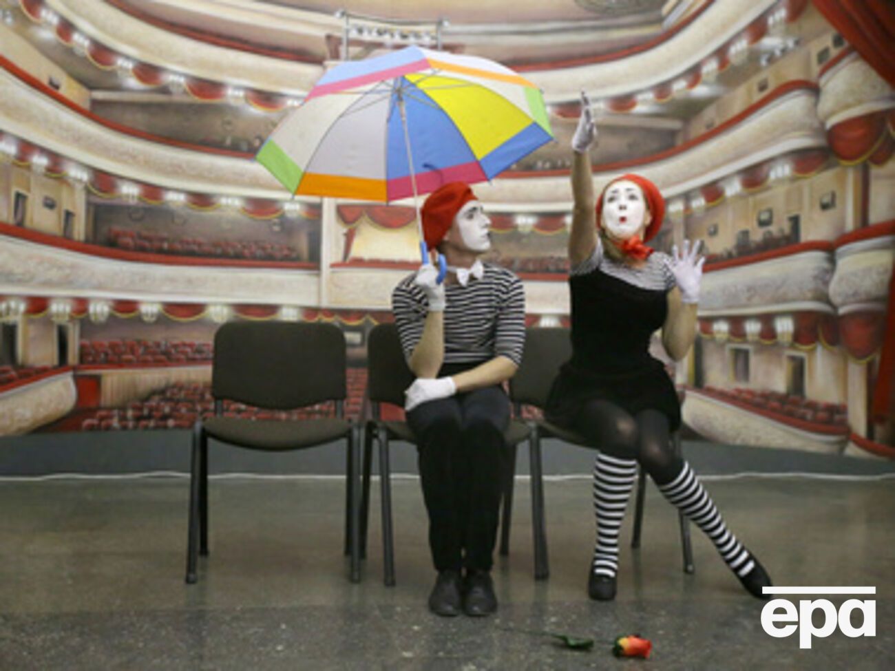 В Киеве на станции метро "Театральная" бюст Ленина заменили 3D-картиной. Фоторепортаж