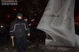 Акция возле памятника Феликсу Дзержинскому в Запорожье продлилась несколько часов