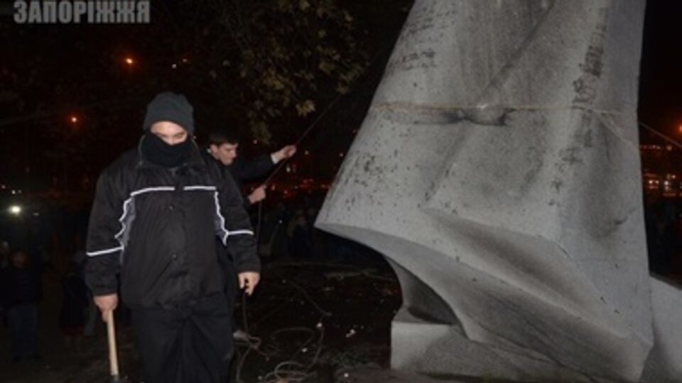 Акция возле памятника Феликсу Дзержинскому в Запорожье продлилась несколько часов