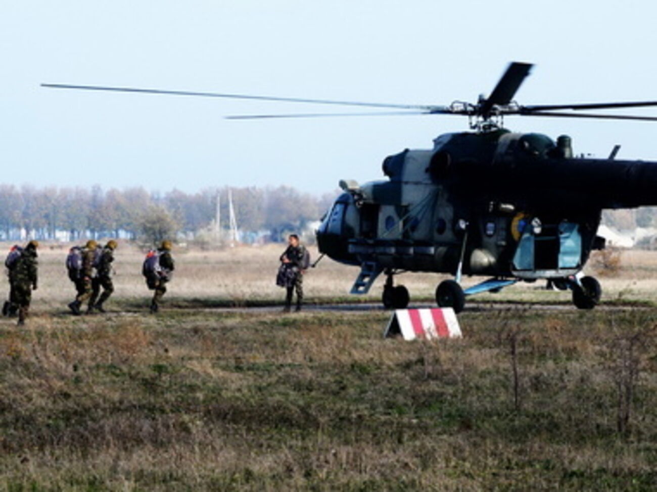 После приземления десантники осуществляют марш-бросок и захват объектов условного противника
