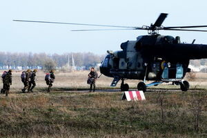 После приземления десантники осуществляют марш-бросок и захват объектов условного противника