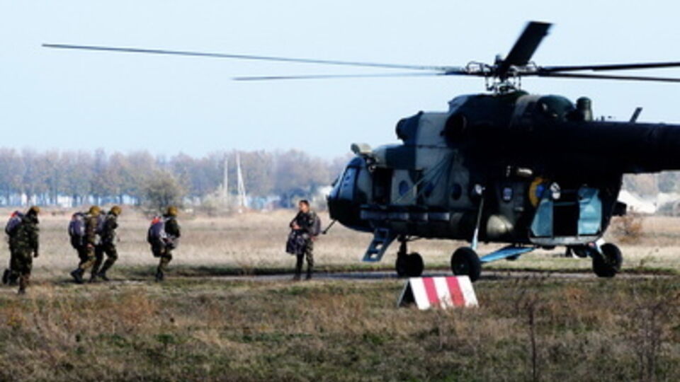 После приземления десантники осуществляют марш-бросок и захват объектов условного противника
