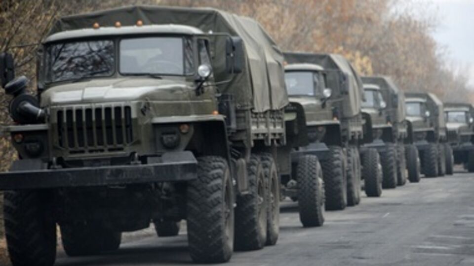 На Донбассе зафиксировали колонны военных грузовиков без маркировки