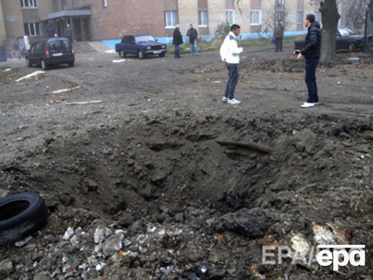 Четыре воронки возникли в результате взрыва 120-миллиметровых минометных снарядов
