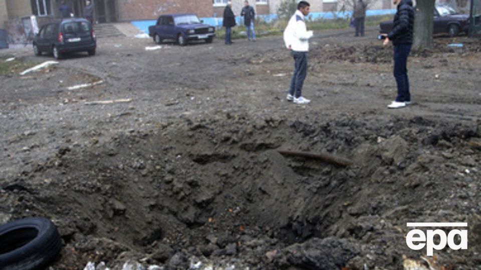 Четыре воронки возникли в результате взрыва 120-миллиметровых минометных снарядов