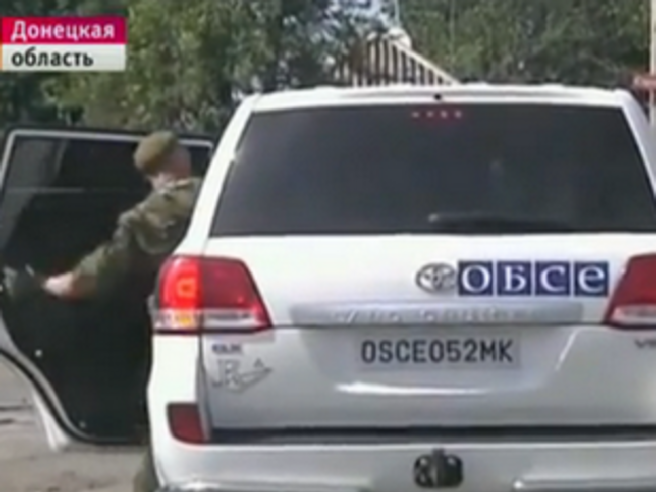 На видео зафиксировано, как террористы садились в машину к наблюдателям ОБСЕ