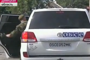На видео зафиксировано, как террористы садились в машину к наблюдателям ОБСЕ