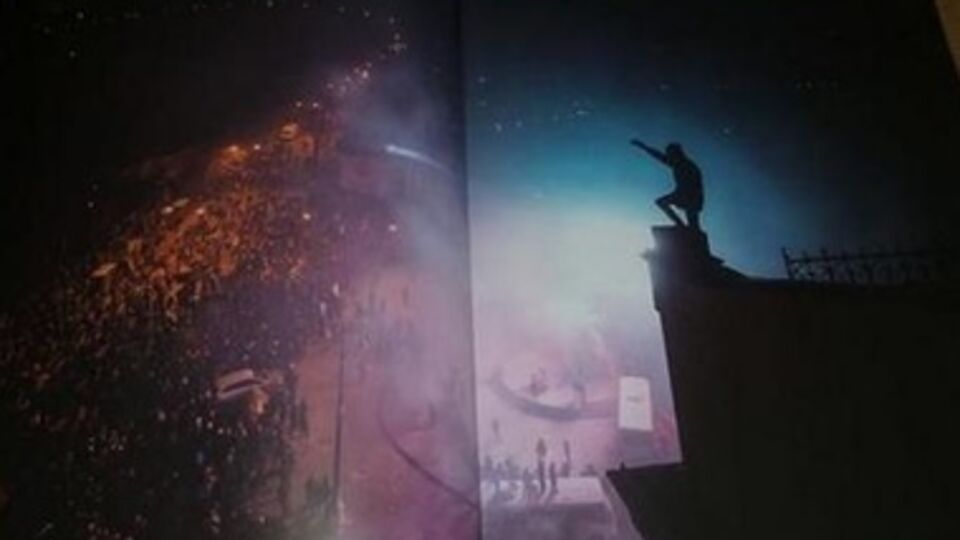 Книгу открывает фотография противостояния на Майдане