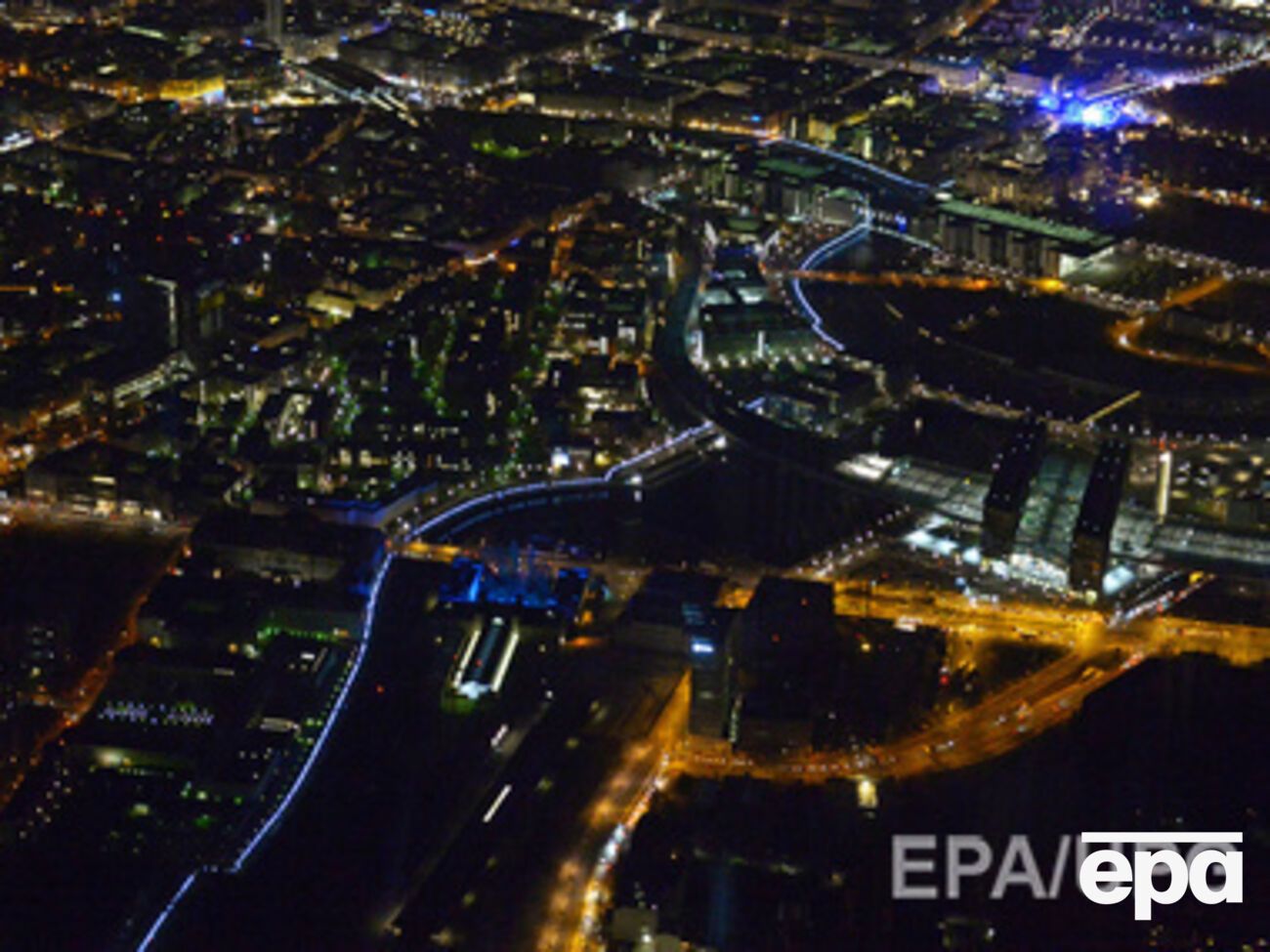 В Берлине огнями подсветили место, где проходила стена