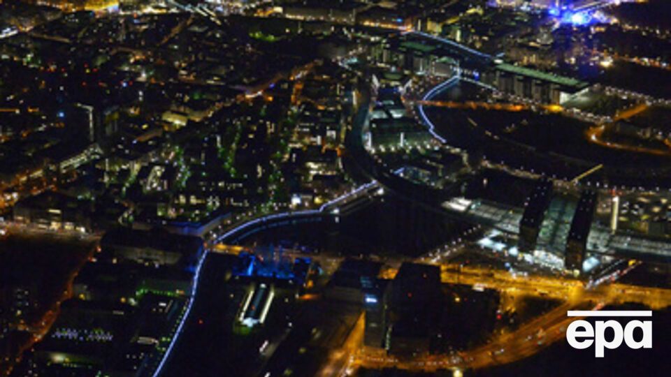 В Берлине огнями подсветили место, где проходила стена