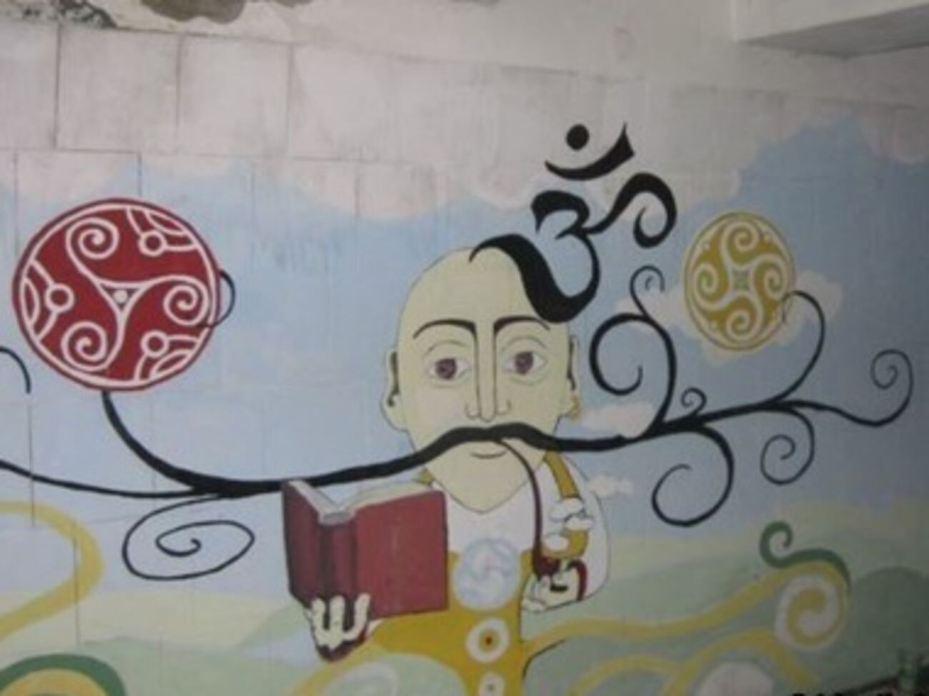 Стены подземного перехода украшены патриотическими рисунками