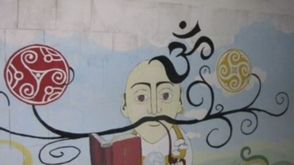 Стены подземного перехода украшены патриотическими рисунками