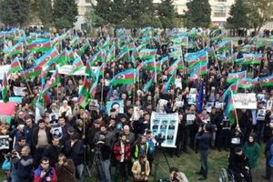 Толпа стала скандировать "Алиева в отставку!"