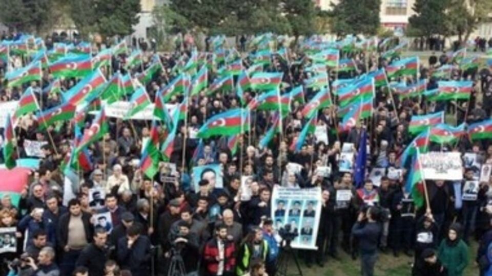 Толпа стала скандировать "Алиева в отставку!"