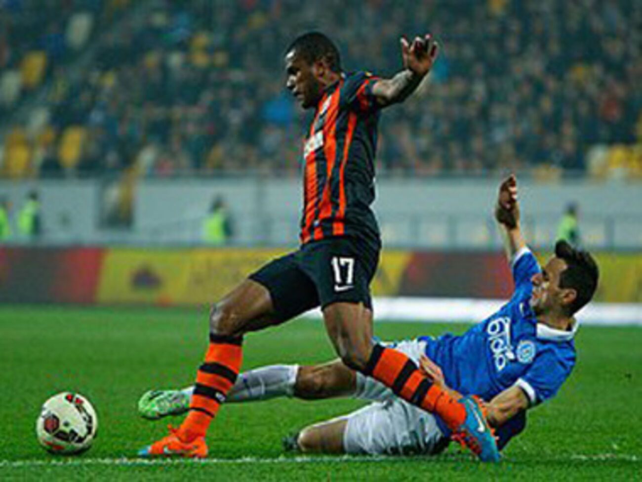 Один из острых моментов матча "Шахтер" --- "Днепр"