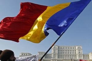 Многие участники манифестаций требуют отставки главы МИД Титуса Корлэцяна