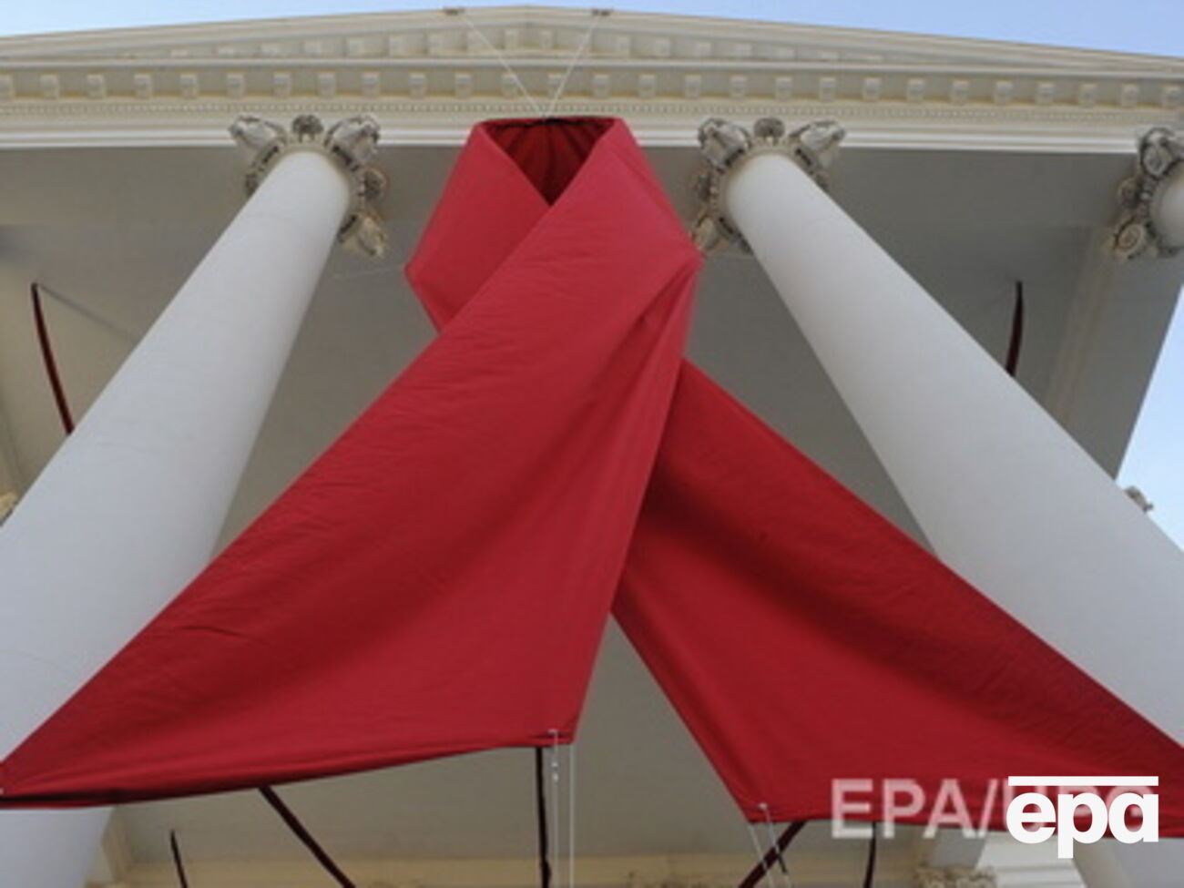 Красная лента на фасаде Белого дома