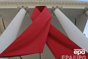 Красная лента на фасаде Белого дома