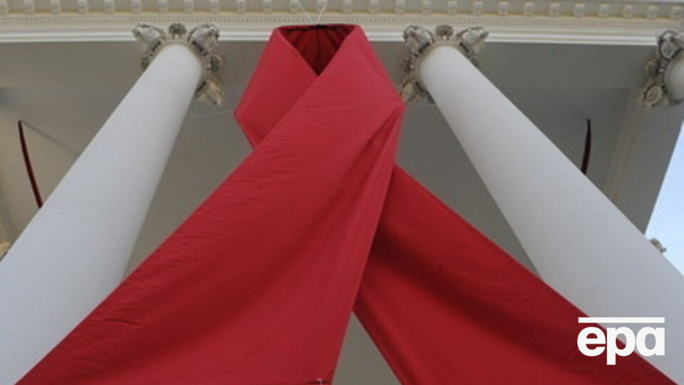 Красная лента на фасаде Белого дома