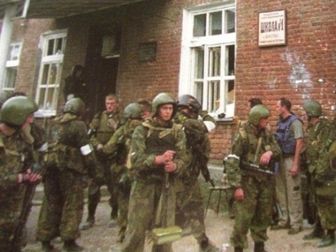 Во время боестолкновения с "казаками" несколько бойцов "Вымпела" были ранены, их также перевезли в Стаханов