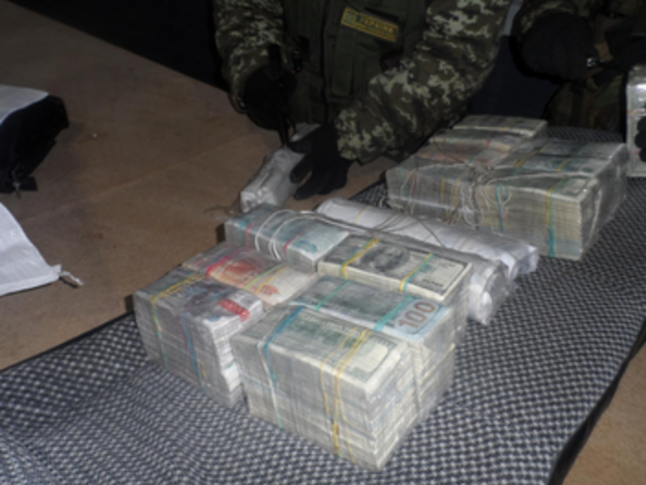 Наличку украинец спрятал в подкрылках передних колес