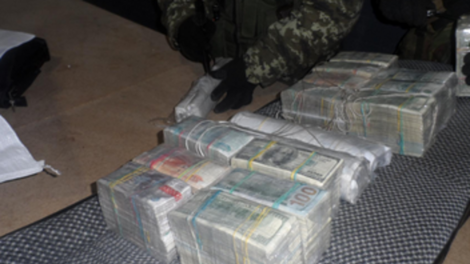 Наличку украинец спрятал в подкрылках передних колес