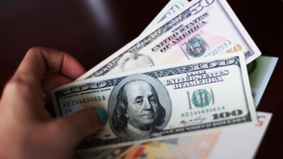 Доллар достиг отметки в 16 грн/$