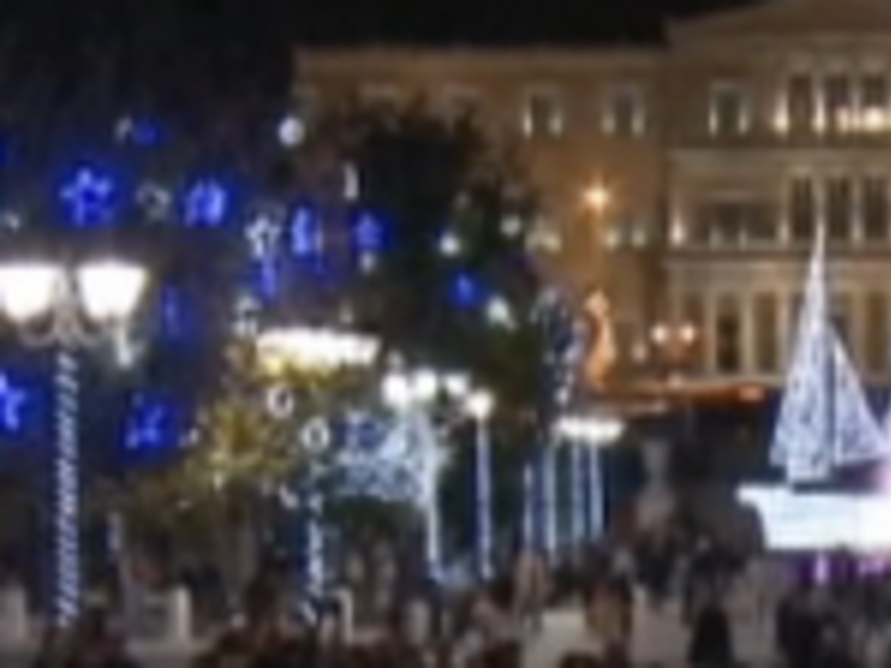 Протестующие держали в руках плакаты “Хватит налогов!” и “Руки прочь от наших пенсий!”