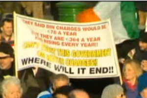 Главные лозунги манифестации --- “Хватит – значит, хватит!” и “Мы не станем платить!”