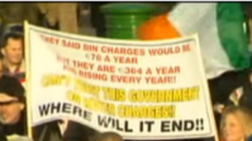 Главные лозунги манифестации --- “Хватит – значит, хватит!” и “Мы не станем платить!”