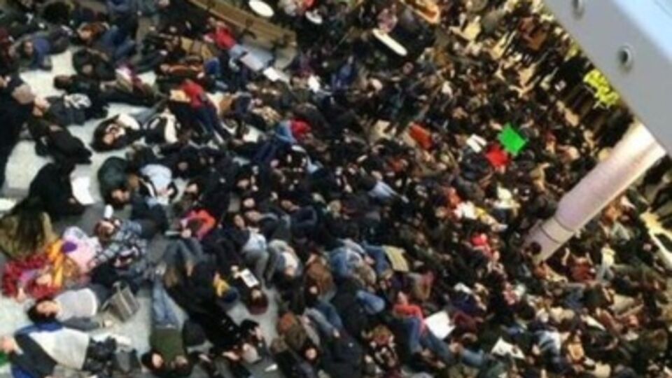 По утверждениям полиции, группа протестующих оскорбляла охранников и повредила имущество центра "Шепард Буш"