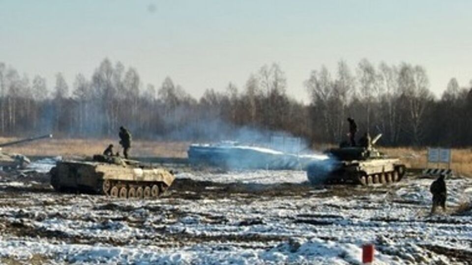 Под Ясиноватой боевики пытаются эвакуировать подбитую технику