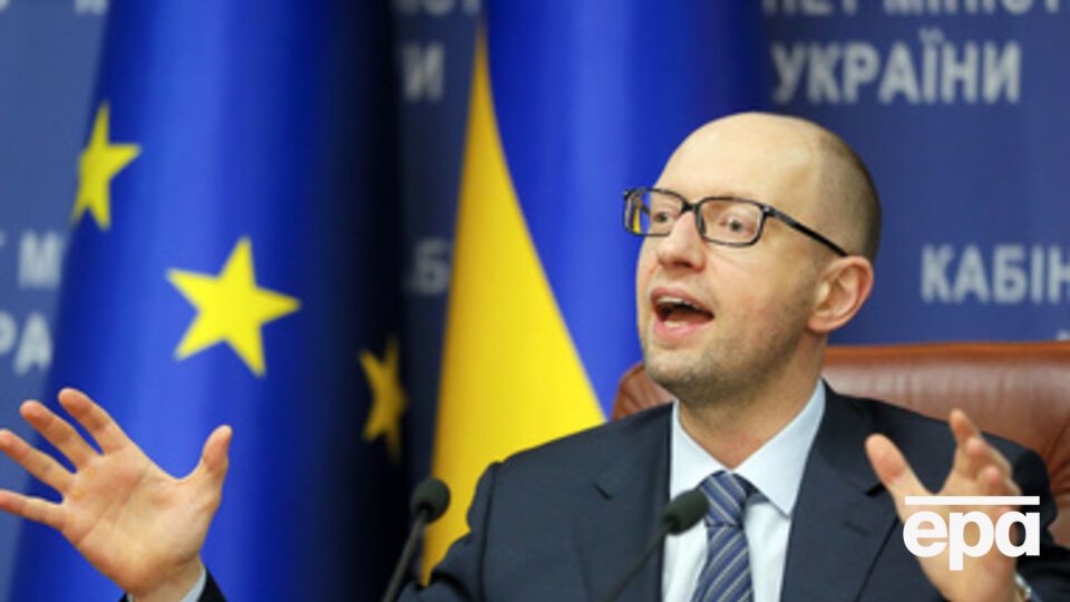 Яценюк выступает с докладом в Раде