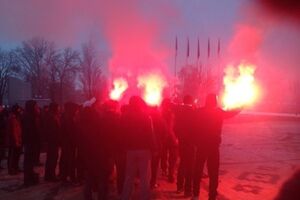 Под зданием ФФУ в Киеве фаны требуют отставки Конькова. Фоторепортаж