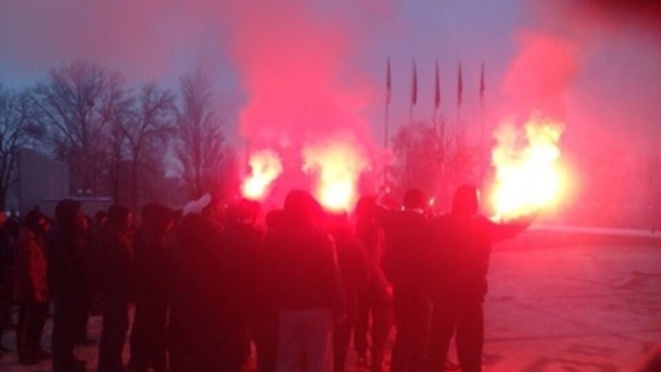 Под зданием ФФУ в Киеве фаны требуют отставки Конькова. Фоторепортаж