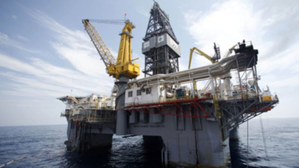 Причиной такого резкого падения цен стало избыточное предложение, считает корреспондент