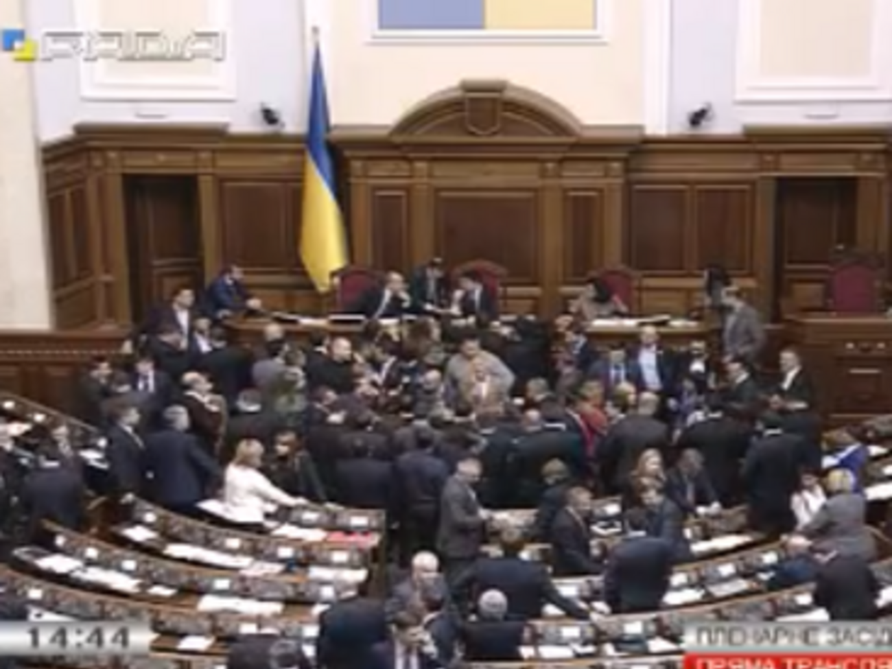 Депутаты блокируют трибуну