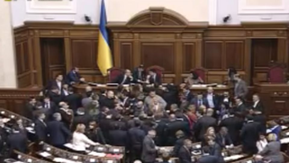 Депутаты блокируют трибуну