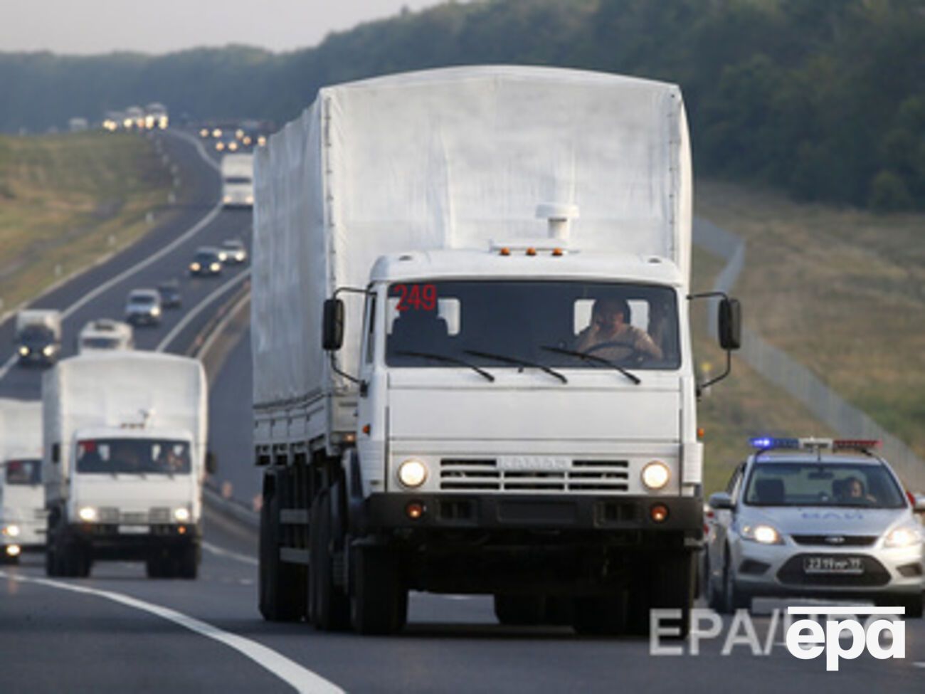 По данным МЧС РФ, грузовики перевезут более 1000 тонн грузов