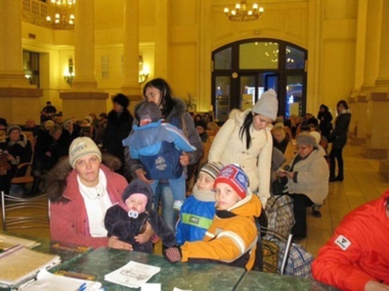 Ежедневно через вокзал Харькова проходят сотни беженцев